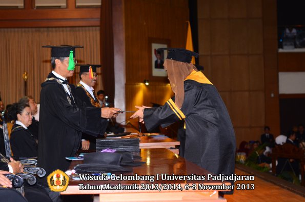 wisuda-unpad-gel-i-ta-2013_2014-fakultas-kedokteran-oleh-dekan-121