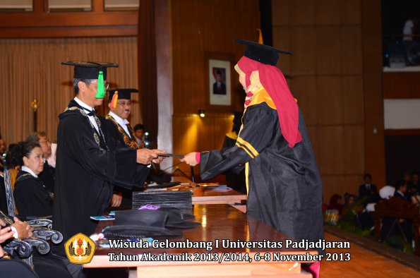 wisuda-unpad-gel-i-ta-2013_2014-fakultas-kedokteran-oleh-dekan-122