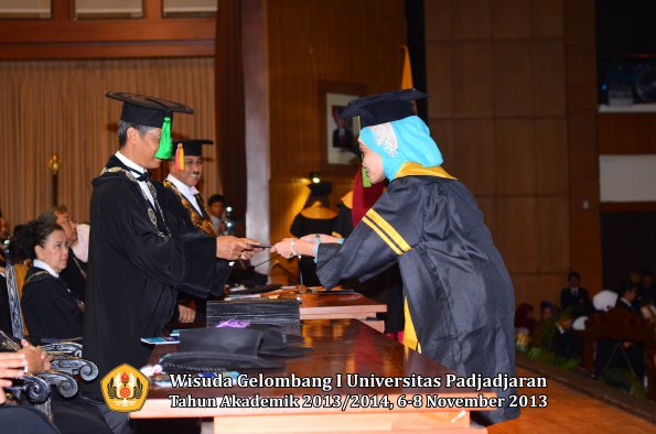 wisuda-unpad-gel-i-ta-2013_2014-fakultas-kedokteran-oleh-dekan-123