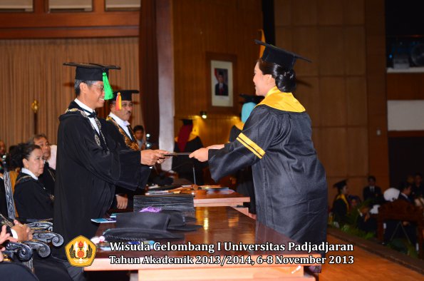 wisuda-unpad-gel-i-ta-2013_2014-fakultas-kedokteran-oleh-dekan-124