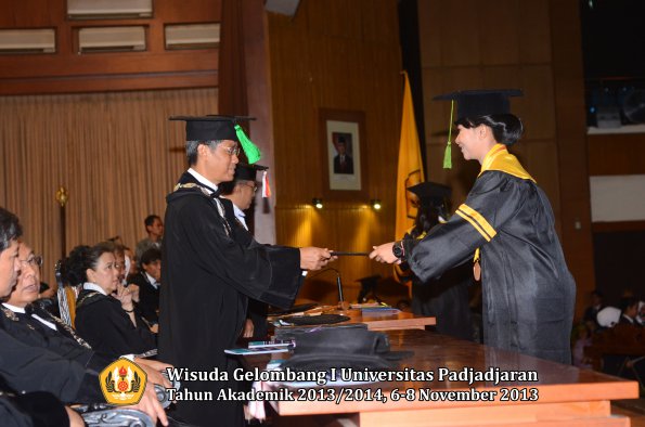 wisuda-unpad-gel-i-ta-2013_2014-fakultas-kedokteran-oleh-dekan-125