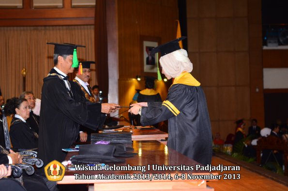 wisuda-unpad-gel-i-ta-2013_2014-fakultas-kedokteran-oleh-dekan-126