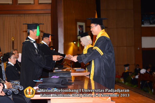 wisuda-unpad-gel-i-ta-2013_2014-fakultas-kedokteran-oleh-dekan-127