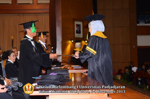 wisuda-unpad-gel-i-ta-2013_2014-fakultas-kedokteran-oleh-dekan-128