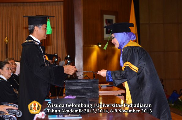 wisuda-unpad-gel-i-ta-2013_2014-fakultas-kedokteran-oleh-dekan-129