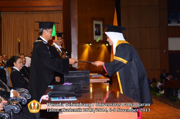 wisuda-unpad-gel-i-ta-2013_2014-fakultas-kedokteran-oleh-dekan-131