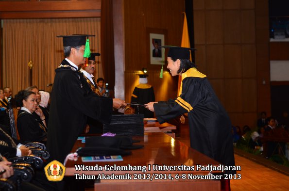 wisuda-unpad-gel-i-ta-2013_2014-fakultas-kedokteran-oleh-dekan-132