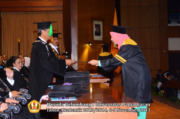 wisuda-unpad-gel-i-ta-2013_2014-fakultas-kedokteran-oleh-dekan-133