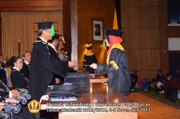 wisuda-unpad-gel-i-ta-2013_2014-fakultas-kedokteran-oleh-dekan-134