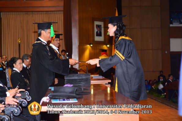 wisuda-unpad-gel-i-ta-2013_2014-fakultas-kedokteran-oleh-dekan-135