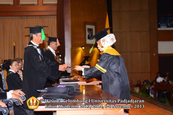 wisuda-unpad-gel-i-ta-2013_2014-fakultas-kedokteran-oleh-dekan-136