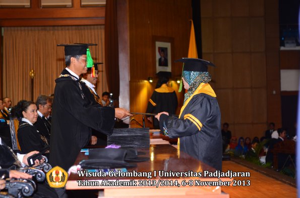 wisuda-unpad-gel-i-ta-2013_2014-fakultas-kedokteran-oleh-dekan-137