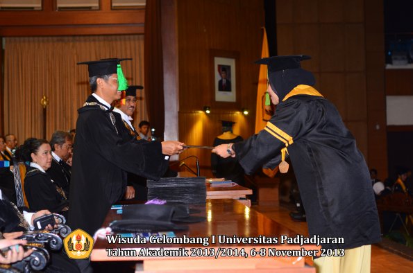 wisuda-unpad-gel-i-ta-2013_2014-fakultas-kedokteran-oleh-dekan-138