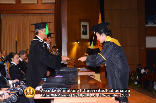 wisuda-unpad-gel-i-ta-2013_2014-fakultas-kedokteran-oleh-dekan-139