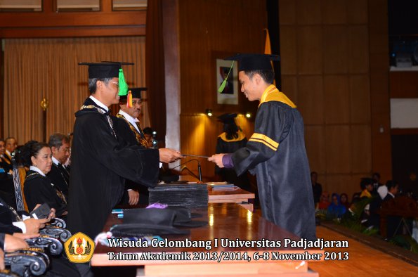 wisuda-unpad-gel-i-ta-2013_2014-fakultas-kedokteran-oleh-dekan-142