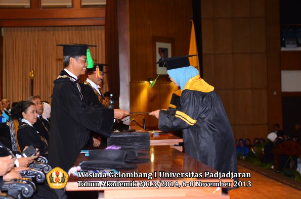 wisuda-unpad-gel-i-ta-2013_2014-fakultas-kedokteran-oleh-dekan-143