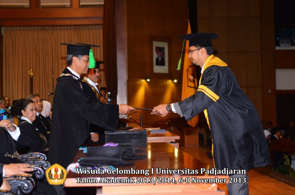 wisuda-unpad-gel-i-ta-2013_2014-fakultas-kedokteran-oleh-dekan-144