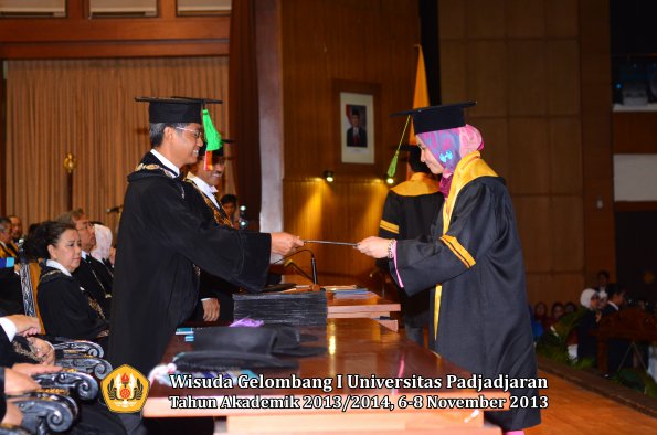 wisuda-unpad-gel-i-ta-2013_2014-fakultas-kedokteran-oleh-dekan-145