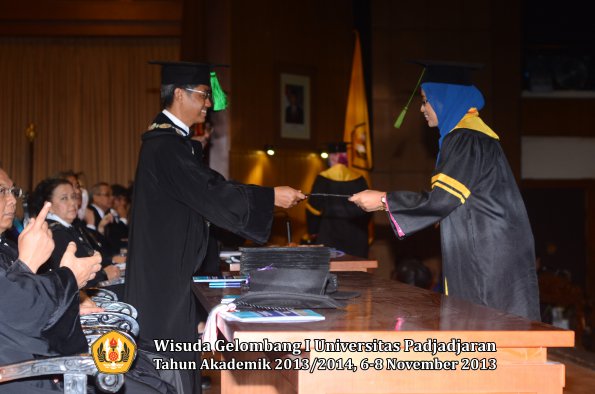 wisuda-unpad-gel-i-ta-2013_2014-fakultas-kedokteran-oleh-dekan-146