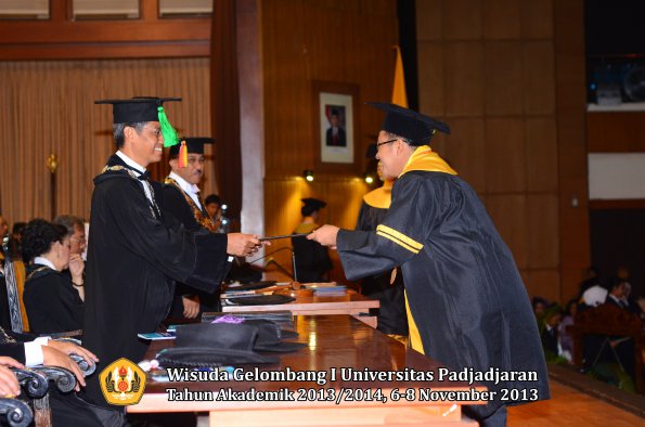 wisuda-unpad-gel-i-ta-2013_2014-fakultas-kedokteran-oleh-dekan-147