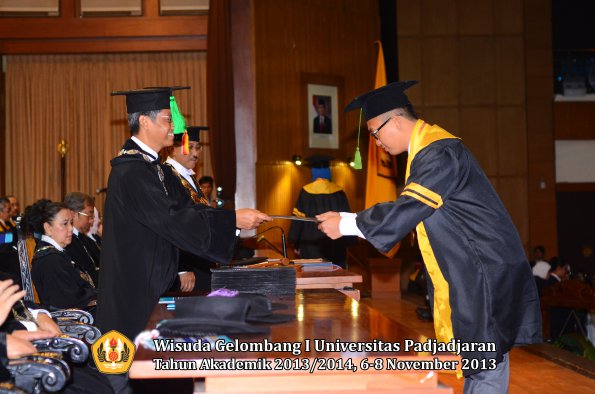 wisuda-unpad-gel-i-ta-2013_2014-fakultas-kedokteran-oleh-dekan-148