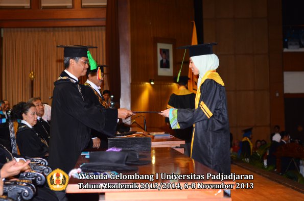 wisuda-unpad-gel-i-ta-2013_2014-fakultas-kedokteran-oleh-dekan-149