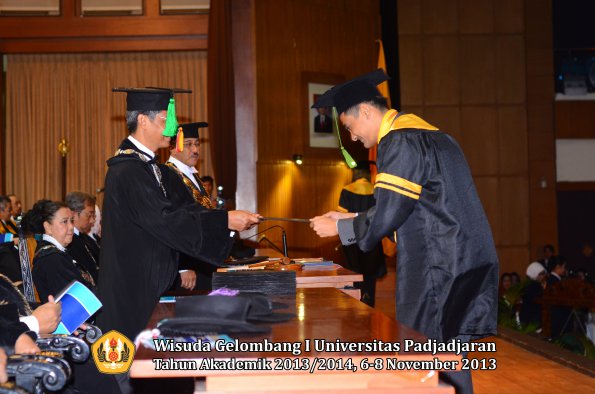 wisuda-unpad-gel-i-ta-2013_2014-fakultas-kedokteran-oleh-dekan-152