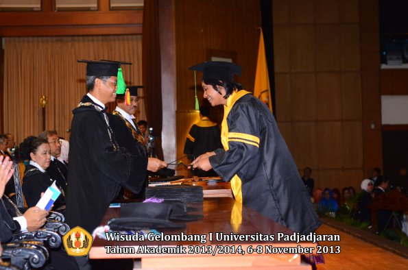 wisuda-unpad-gel-i-ta-2013_2014-fakultas-kedokteran-oleh-dekan-153