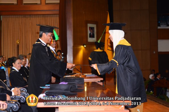 wisuda-unpad-gel-i-ta-2013_2014-fakultas-kedokteran-oleh-dekan-154