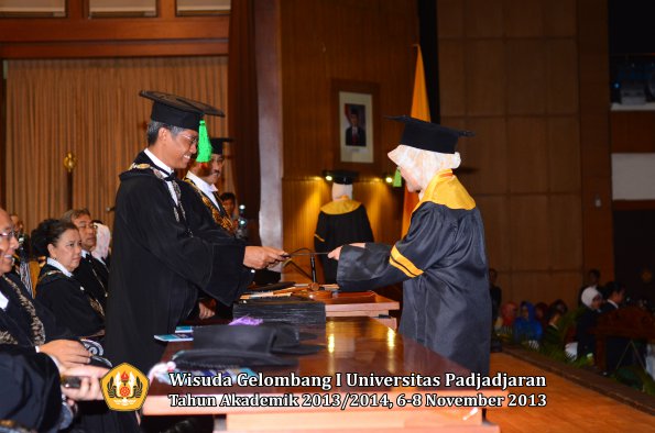 wisuda-unpad-gel-i-ta-2013_2014-fakultas-kedokteran-oleh-dekan-155