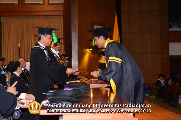 wisuda-unpad-gel-i-ta-2013_2014-fakultas-kedokteran-oleh-dekan-156