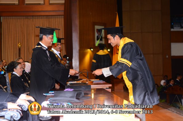 wisuda-unpad-gel-i-ta-2013_2014-fakultas-kedokteran-oleh-dekan-157