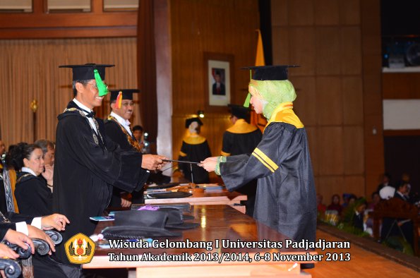 wisuda-unpad-gel-i-ta-2013_2014-fakultas-kedokteran-oleh-dekan-158