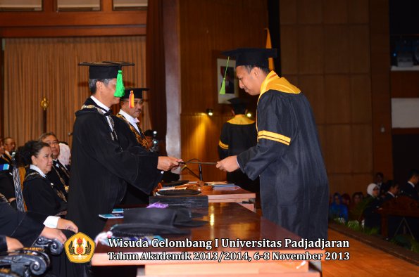 wisuda-unpad-gel-i-ta-2013_2014-fakultas-kedokteran-oleh-dekan-159