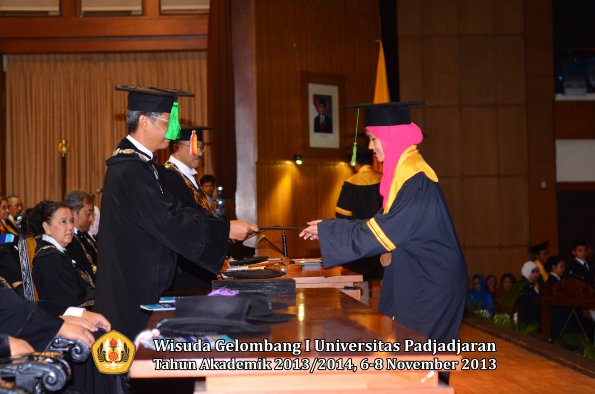 wisuda-unpad-gel-i-ta-2013_2014-fakultas-kedokteran-oleh-dekan-160