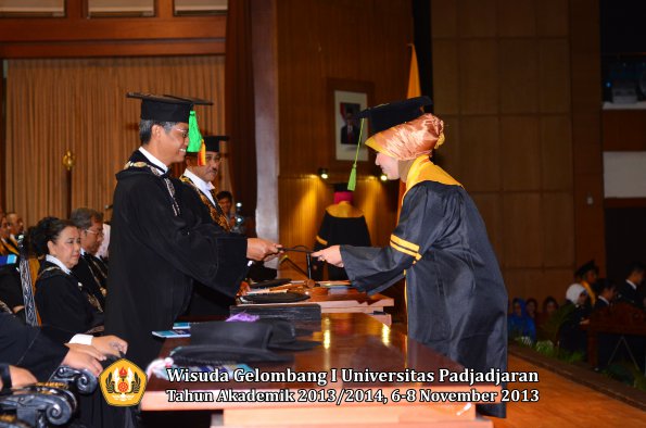 wisuda-unpad-gel-i-ta-2013_2014-fakultas-kedokteran-oleh-dekan-161