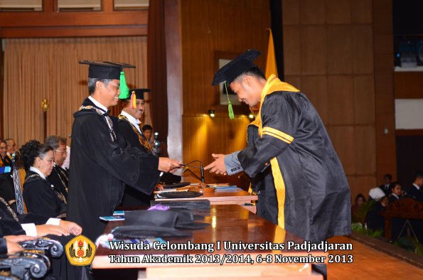 wisuda-unpad-gel-i-ta-2013_2014-fakultas-kedokteran-oleh-dekan-162