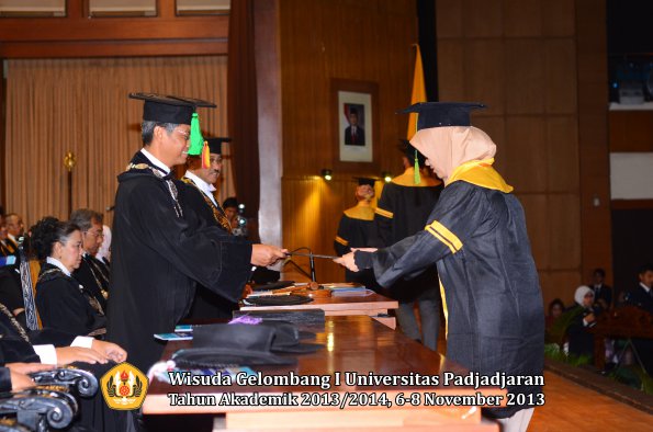 wisuda-unpad-gel-i-ta-2013_2014-fakultas-kedokteran-oleh-dekan-163