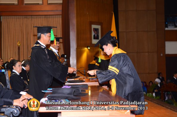 wisuda-unpad-gel-i-ta-2013_2014-fakultas-kedokteran-oleh-dekan-164