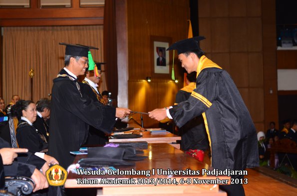 wisuda-unpad-gel-i-ta-2013_2014-fakultas-kedokteran-oleh-dekan-165