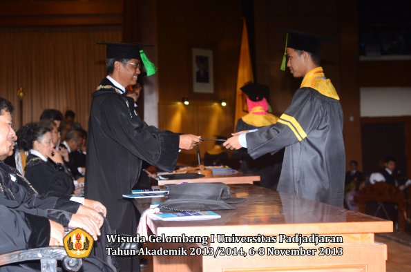 wisuda-unpad-gel-i-ta-2013_2014-fakultas-kedokteran-oleh-dekan-167