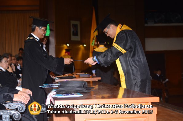 wisuda-unpad-gel-i-ta-2013_2014-fakultas-kedokteran-oleh-dekan-168