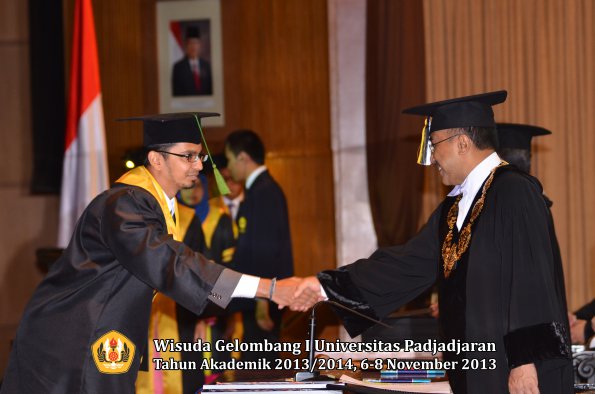 wisuda-unpad-gel-i-ta-2013_2014-fakultas-kedokteran-oleh-rektor-015