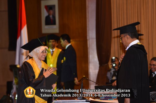 wisuda-unpad-gel-i-ta-2013_2014-fakultas-kedokteran-oleh-rektor-025