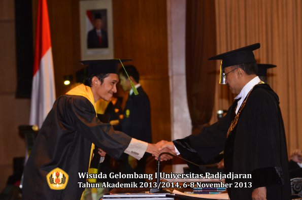 wisuda-unpad-gel-i-ta-2013_2014-fakultas-kedokteran-oleh-rektor-027