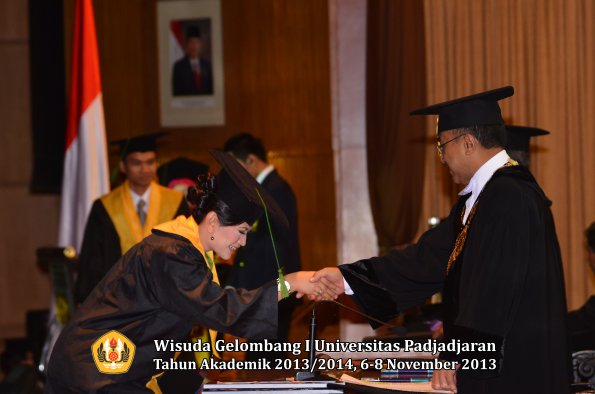 wisuda-unpad-gel-i-ta-2013_2014-fakultas-kedokteran-oleh-rektor-033
