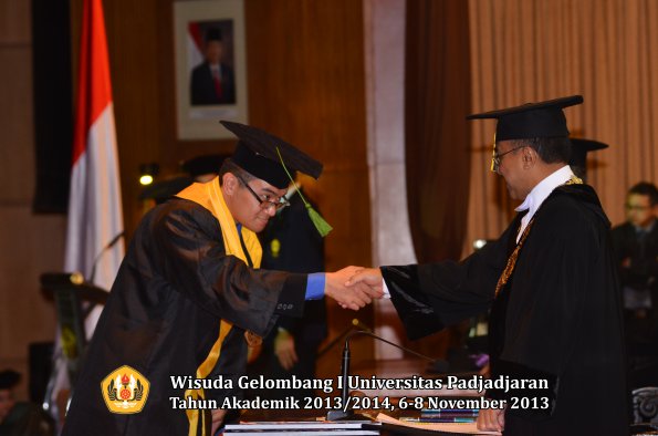 wisuda-unpad-gel-i-ta-2013_2014-fakultas-kedokteran-oleh-rektor-037