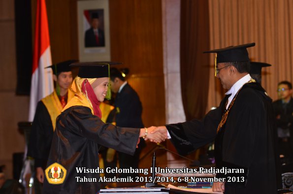 wisuda-unpad-gel-i-ta-2013_2014-fakultas-kedokteran-oleh-rektor-038