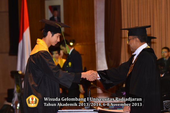 wisuda-unpad-gel-i-ta-2013_2014-fakultas-kedokteran-oleh-rektor-039