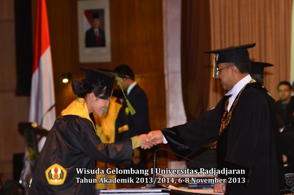 wisuda-unpad-gel-i-ta-2013_2014-fakultas-kedokteran-oleh-rektor-043